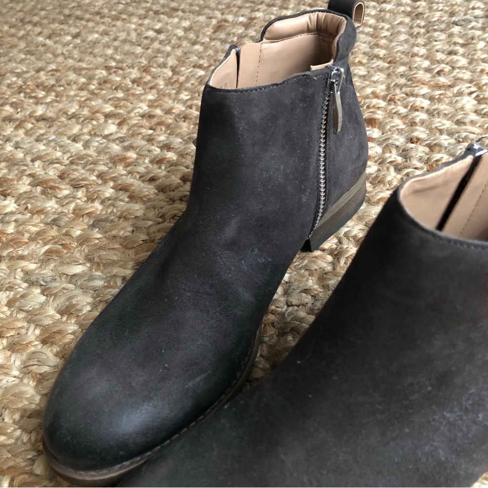New with Tag: Franco Sarto Keegan Burnished Leather Zip Bootie. Size 8